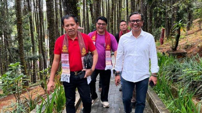 MENDAKI SALIB KASIH - Panitia Paskah Nasional 2025 mendaki Salib Kasih, Bukti Siatas Barita, Tapanuli Utara, 16 April 2025. Lokasi ini akan menjadi destinasi dalam Napak Tilas Penginjilan di Sumatera. (Doc. Panitia Paskah Nasional 2025)